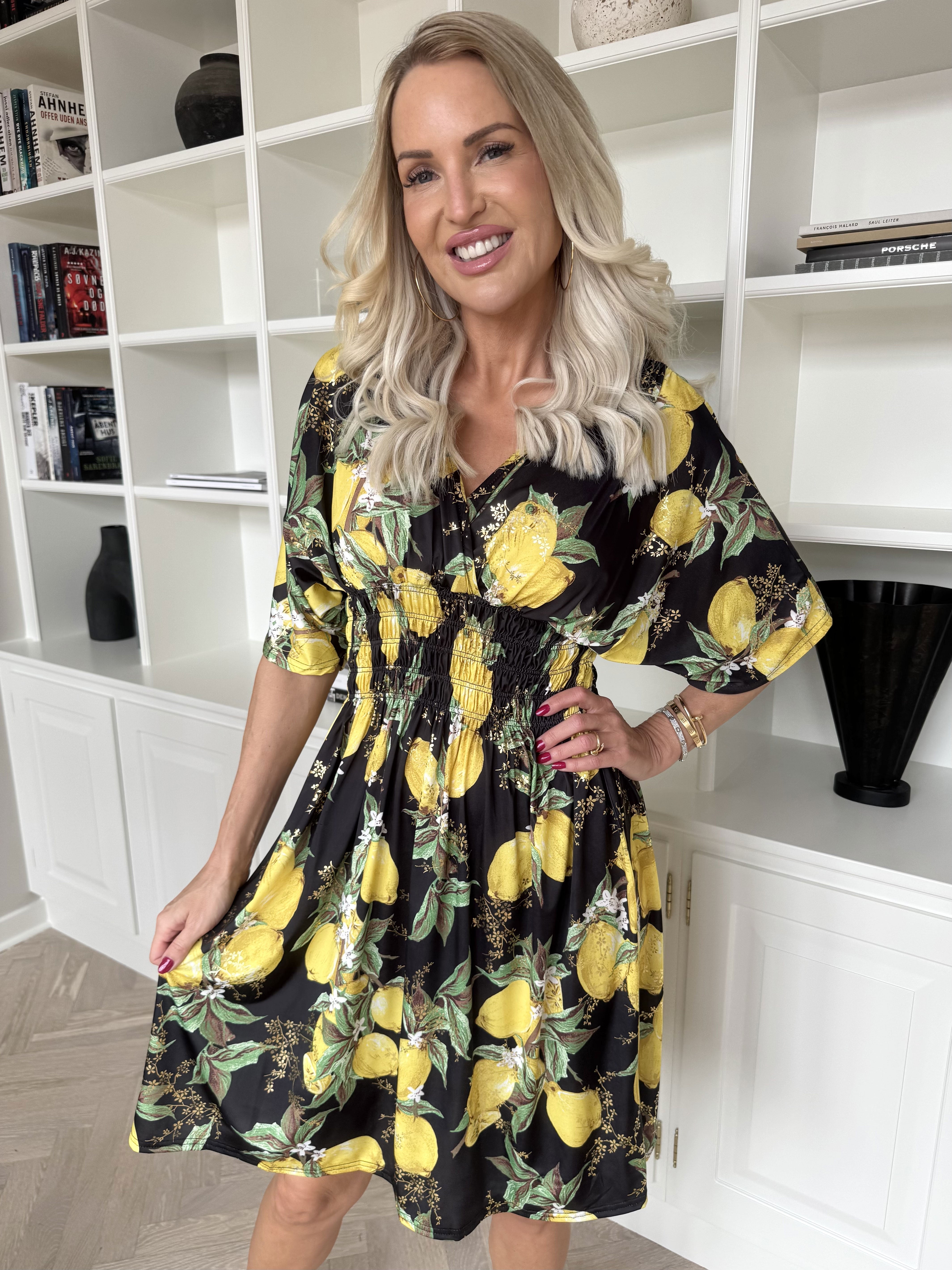 Pams Lemon Short - Elastisk klänning med citroner och gulddetaljer